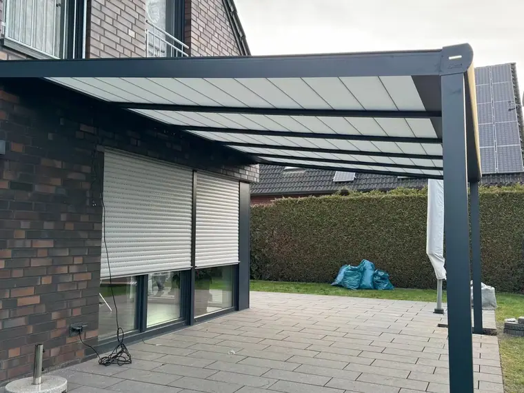 Seitenansicht einer Terrassenüberdachung an einem Klinkerhaus