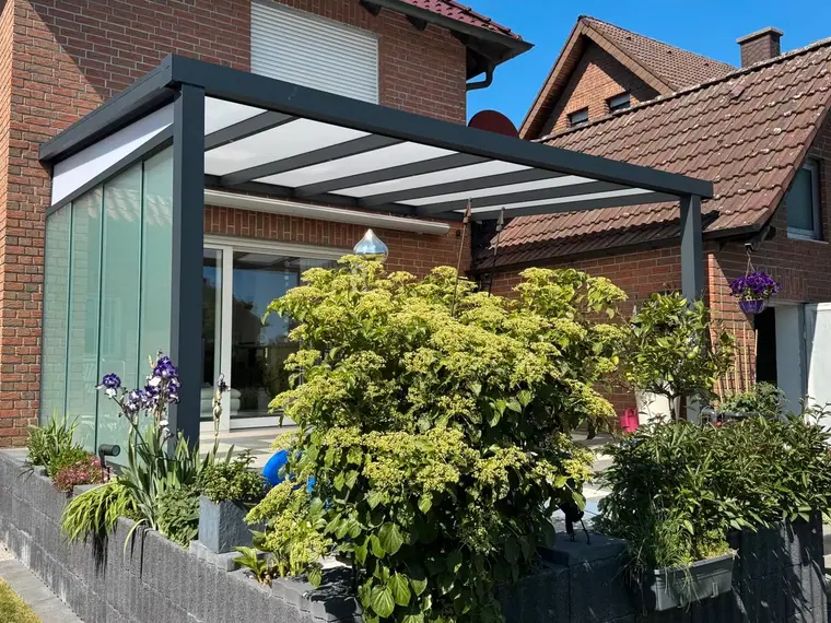 Rundum verglaster Kaltwintergarten als Anbau an ein Wohnhaus