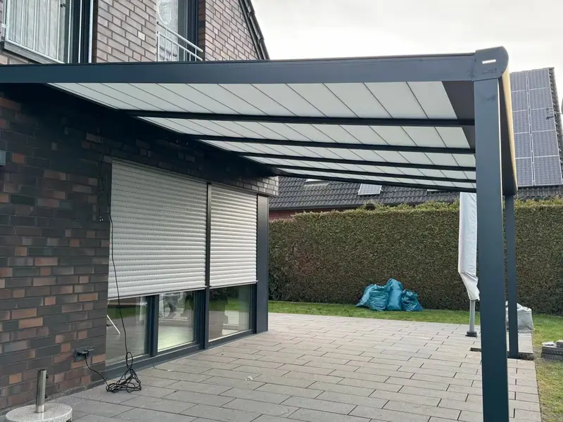 Aluminium-Überdachung an einer Hauswand, seitliche Ansicht