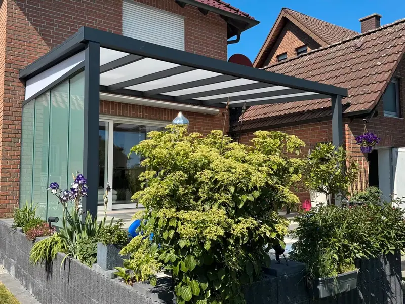 Verglaster Kaltwintergarten als Anbau an ein Wohnhaus