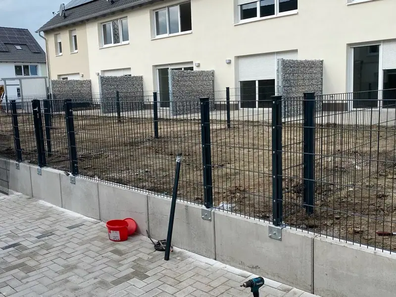 Neu gesetzter Doppelstabmattenzaun entlang eines Grundstücks